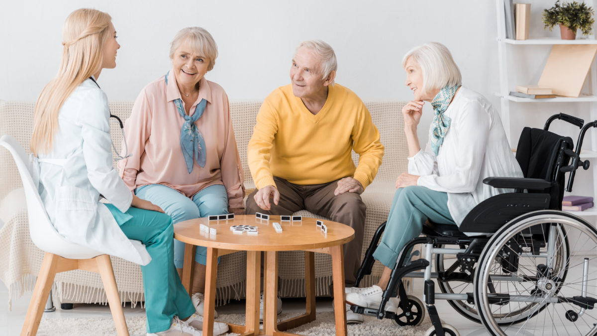 Pielęgnacja i empatia, a czas wolny seniorów: Jak personel domów opieki tworzy przyjazne i opiekuńcze środowisko?