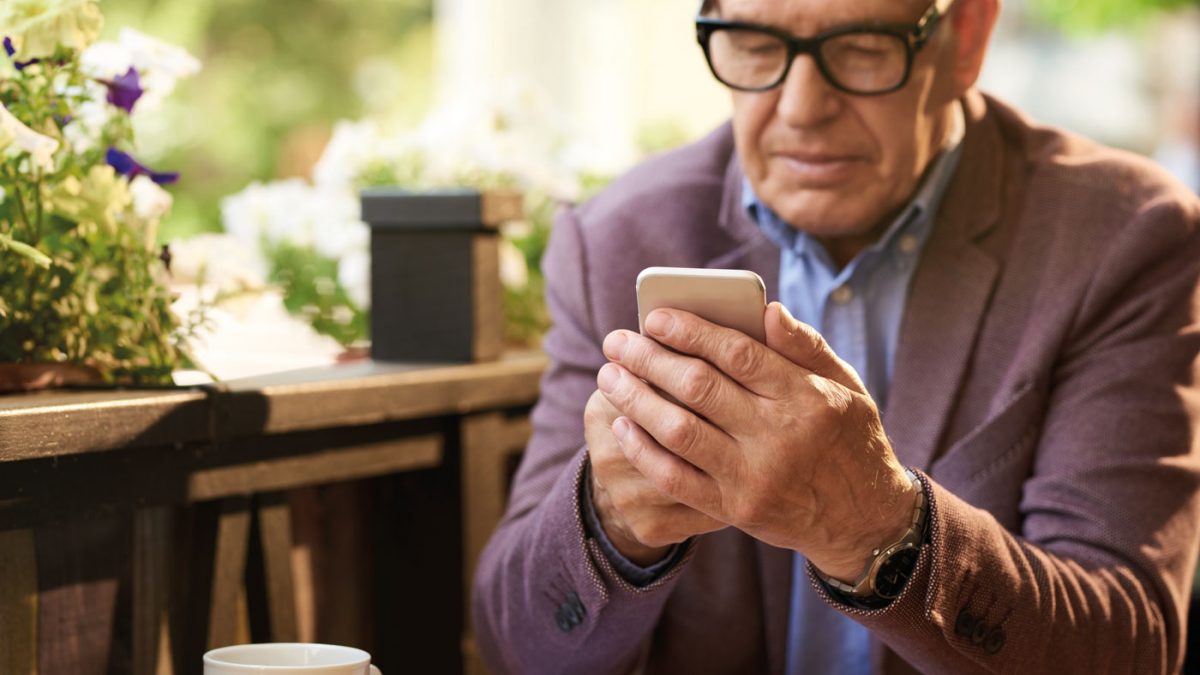 Technologie dla seniorów – jak korzystać z internetu i smartfonów